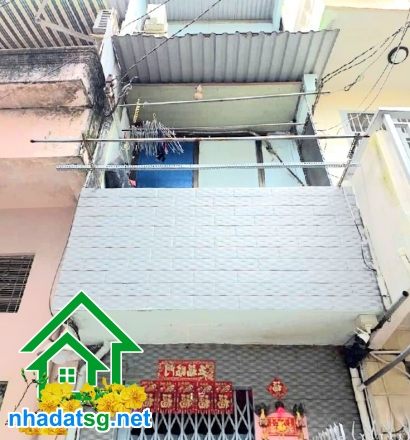CHỈ 2,55 TỶ – HẺM 4M – ÂU CƠ – TÂN BÌNH - GIÁP Q11 – NHÀ 3 TẦNG – DT 12M² - DTSD: 36M² – 2PN – 2WC Diện tích: 2.4 x 5m – gọn gàng, phù hợp khách ở 1–2 người hoặc đầu tư giữ tiền. Kết cấu: 1 trệt – 2 lầu, gồm 2PN – 2WC, đầy đủ công năng