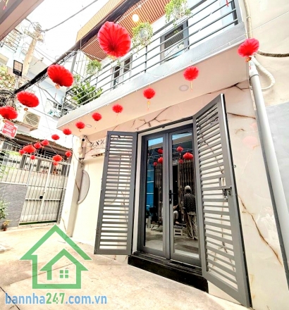 CHỈ 5,2 TỶ – PHỐ ẨM THỰC PHAN XÍCH LONG – PHÚ NHUẬN - FULL NỘI THẤT – 2 TẦNG – 3PN – SỔ A4 HOÀN CÔNG. Vị trí siêu đỉnh: Ngay phố ẩm thực Phan Xích Long – Vạn Kiếp - Giáp Phan Đăng Lưu, chỉ 5 phút sang Q1 – 10 phút ra sân bay. Xung quanh tiện ích đầy đủ, t