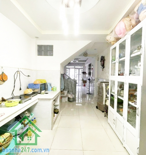 CHỈ 5.2 TỶ – NHÀ 3 TẦNG ĐÚC BTCT – 4PN – VÀO Ở NGAY Kết cấu: 3 tầng – 4 phòng ngủ – 3WC, thiết kế thoáng mát, công năng đầy đủ, nhà còn rất mới chỉ việc xách va li vào ở. 