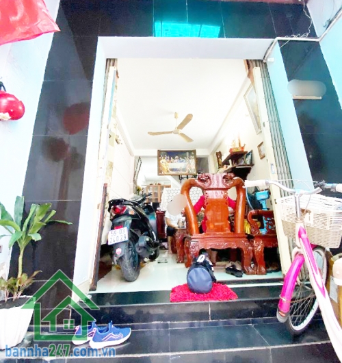 CHỈ 5 TỶ – NHÀ 4 TẦNG BTCT – HẺM 3 GÁC – LÊ TRỌNG TẤN – 4PN RỘNG – 5WC Kết cấu: 1 trệt 3 lầu + sân thượng – 4 phòng ngủ rộng – 5 WC – bếp – phòng khách – sân phơi riêng biệt 