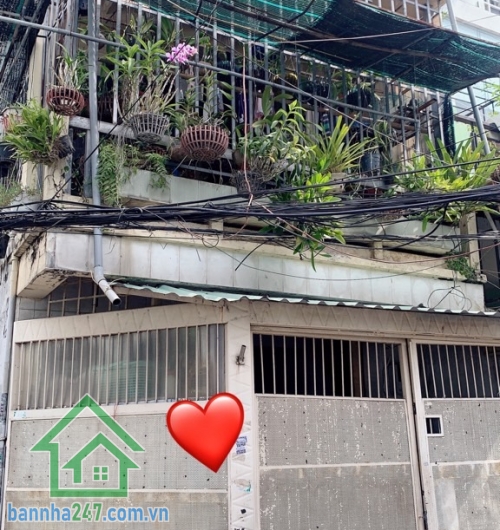 CHỈ 5.1 TỶ – NHÀ 3 TẦNG TÂN PHÚ – HẺM NHỰA 5M – NGAY TRƯỜNG ĐẠI HỌC Diện tích: 47m² Kết cấu: 1 trệt, 1 lửng, 1 lầu – gồm 3PN, 3WC, không gian rộng thoáng. Vị trí chiến lược: kế bên Trường Đại học Công Thương, khu đông sinh viên – phù hợp kinh doanh dịch v