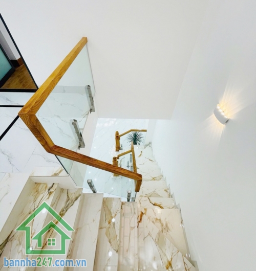 BÁN NHÀ ĐẸP 74M² – HẺM 5M – TÊN LỬA – BÌNH TÂN – GẦN AEON – CHỈ 6,2 TỶ Nhà 1 trệt 1 lầu, 3PN, 3WC, sân trước sau thoáng mát.   Diện tích 4 x 18.5m, sổ A4 vuông