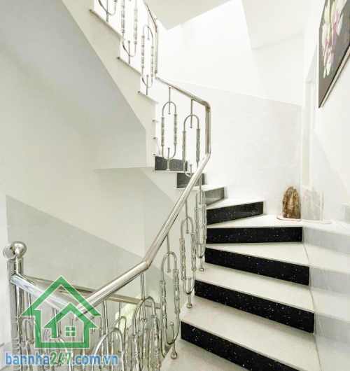 CHỈ 5.2 TỶ – NHÀ 3 TẦNG ĐÚC BTCT – 4PN – VÀO Ở NGAY Kết cấu: 3 tầng – 4 phòng ngủ – 3WC, thiết kế thoáng mát, công năng đầy đủ, nhà còn rất mới chỉ việc xách va li vào ở. 