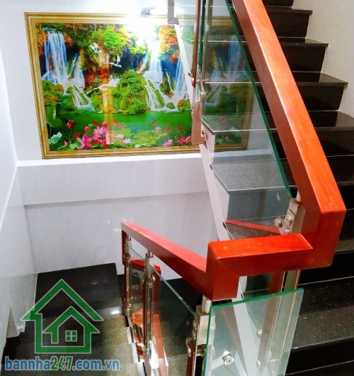 CHỈ 4.6 TỶ - HÀNG HIẾM – NHÀ ĐẸP HXH TÂN PHÚ – NGAY NGÃ TƯ BỐN XÃ.   Diện tích 29m², ngang 4m. Kết cấu: 1 trệt 2 lầu, sân thượng, 2PN, 3WC, 1 phòng xông hơi, có giếng trời. Hẻm ô tô vào tận cửa, khu dân trí cao, an ninh yên tĩnh.