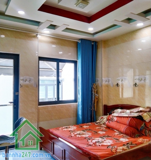 CHỈ 4.6 TỶ - HÀNG HIẾM – NHÀ ĐẸP HXH TÂN PHÚ – NGAY NGÃ TƯ BỐN XÃ.   Diện tích 29m², ngang 4m. Kết cấu: 1 trệt 2 lầu, sân thượng, 2PN, 3WC, 1 phòng xông hơi, có giếng trời. Hẻm ô tô vào tận cửa, khu dân trí cao, an ninh yên tĩnh.