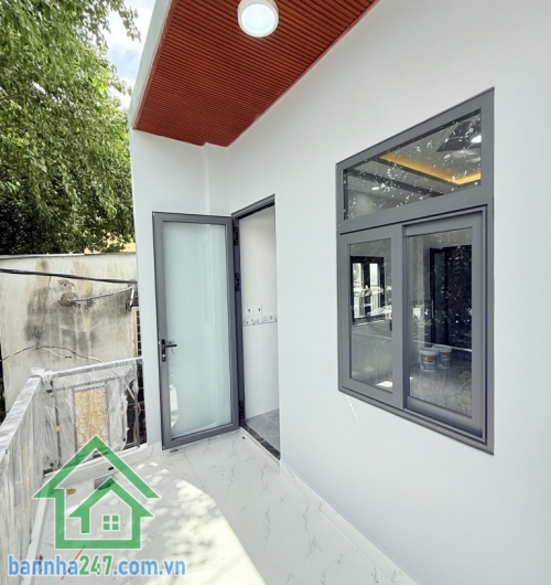 CHỈ 5 TỶ TL - BÁN NHÀ ÂU CƠ – NHÀ MỚI Ở NGAY – LÔ GÓC – HẺM XE HƠI DT: 46m², sổ A4, hoàn công đầy đủ. Kết cấu: 1 trệt 1 lầu, 4PN, 3WC, thoáng mát, có cửa hông.