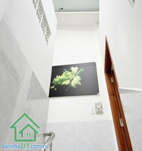 CHỈ 5.2 TỶ – NHÀ 3 TẦNG ĐÚC BTCT – 4PN – VÀO Ở NGAY Kết cấu: 3 tầng – 4 phòng ngủ – 3WC, thiết kế thoáng mát, công năng đầy đủ, nhà còn rất mới chỉ việc xách va li vào ở. 