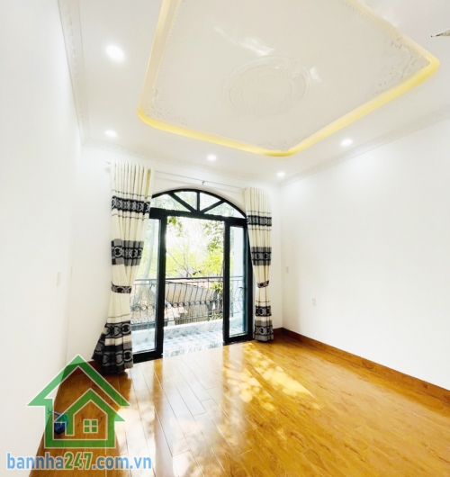 BÁN NHÀ ĐẸP 74M² – HẺM 5M – TÊN LỬA – BÌNH TÂN – GẦN AEON – CHỈ 6,2 TỶ Nhà 1 trệt 1 lầu, 3PN, 3WC, sân trước sau thoáng mát.   Diện tích 4 x 18.5m, sổ A4 vuông