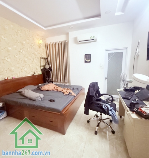 CHỈ 6,4 TỶ - BÁN NHÀ HẺM XE HƠI LÊ VĂN QUỚI – DIỆN TÍCH 60M2 – 4PN – 5WC – Diện tích: 4 x 15m vuông vức, công nhận đủ. Kết cấu: 1 trệt, 2 lầu, sân thượng, gồm 4pn + 5wc