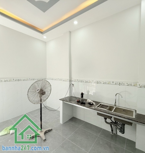 CHỈ 5 TỶ TL - BÁN NHÀ ÂU CƠ – NHÀ MỚI Ở NGAY – LÔ GÓC – HẺM XE HƠI DT: 46m², sổ A4, hoàn công đầy đủ. Kết cấu: 1 trệt 1 lầu, 4PN, 3WC, thoáng mát, có cửa hông.