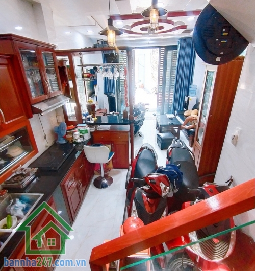 CHỈ 4.6 TỶ - HÀNG HIẾM – NHÀ ĐẸP HXH TÂN PHÚ – NGAY NGÃ TƯ BỐN XÃ.   Diện tích 29m², ngang 4m. Kết cấu: 1 trệt 2 lầu, sân thượng, 2PN, 3WC, 1 phòng xông hơi, có giếng trời. Hẻm ô tô vào tận cửa, khu dân trí cao, an ninh yên tĩnh.