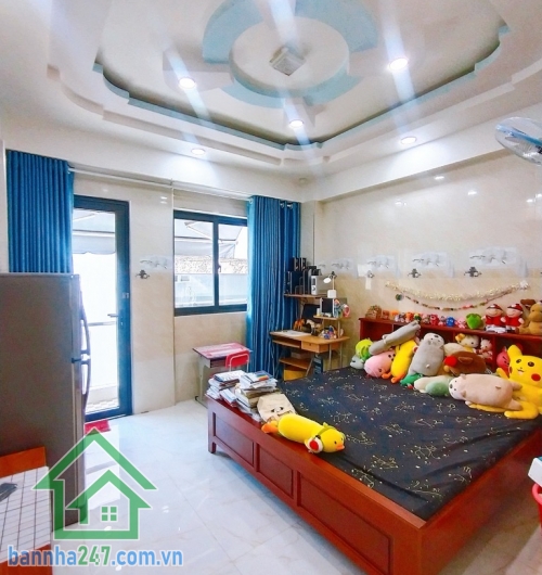 CHỈ 4.6 TỶ - HÀNG HIẾM – NHÀ ĐẸP HXH TÂN PHÚ – NGAY NGÃ TƯ BỐN XÃ.   Diện tích 29m², ngang 4m. Kết cấu: 1 trệt 2 lầu, sân thượng, 2PN, 3WC, 1 phòng xông hơi, có giếng trời. Hẻm ô tô vào tận cửa, khu dân trí cao, an ninh yên tĩnh.
