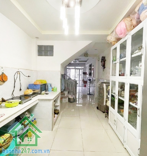 CHỈ 5.2 TỶ – NHÀ 3 TẦNG ĐÚC BTCT – 4PN – VÀO Ở NGAY Kết cấu: 3 tầng – 4 phòng ngủ – 3WC, thiết kế thoáng mát, công năng đầy đủ, nhà còn rất mới chỉ việc xách va li vào ở. 