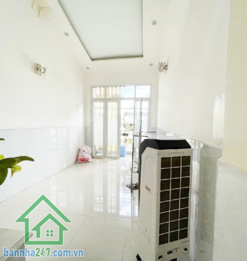 CHỈ 5.2 TỶ – NHÀ 3 TẦNG ĐÚC BTCT – 4PN – VÀO Ở NGAY Kết cấu: 3 tầng – 4 phòng ngủ – 3WC, thiết kế thoáng mát, công năng đầy đủ, nhà còn rất mới chỉ việc xách va li vào ở. 