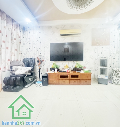 CẦN BÁN NHÀ SIÊU PHẨM 5 TẦNG – NGANG 4x16 – ĐƯỜNG NHỰA 8M – NGAY NGUYỄN SƠN – TRUNG TÂM TÂN PHÚ – CHỈ 9.9 TỶ Đường trước nhà nhựa 8m, xe tải tránh thoải mái,  thông ra Nguyễn Sơn, Luỹ Bán Bích, Bàu Cát – Tân Bình.