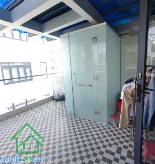 CHỈ 4.6 TỶ - HÀNG HIẾM – NHÀ ĐẸP HXH TÂN PHÚ – NGAY NGÃ TƯ BỐN XÃ.   Diện tích 29m², ngang 4m. Kết cấu: 1 trệt 2 lầu, sân thượng, 2PN, 3WC, 1 phòng xông hơi, có giếng trời. Hẻm ô tô vào tận cửa, khu dân trí cao, an ninh yên tĩnh.