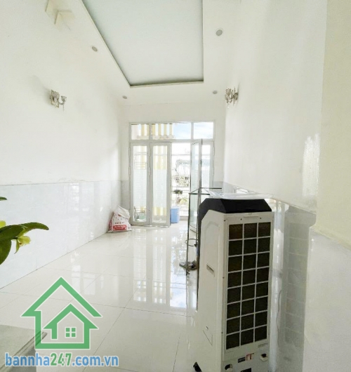 CHỈ 5.2 TỶ – NHÀ 3 TẦNG ĐÚC BTCT – 4PN – VÀO Ở NGAY Kết cấu: 3 tầng – 4 phòng ngủ – 3WC, thiết kế thoáng mát, công năng đầy đủ, nhà còn rất mới chỉ việc xách va li vào ở. 