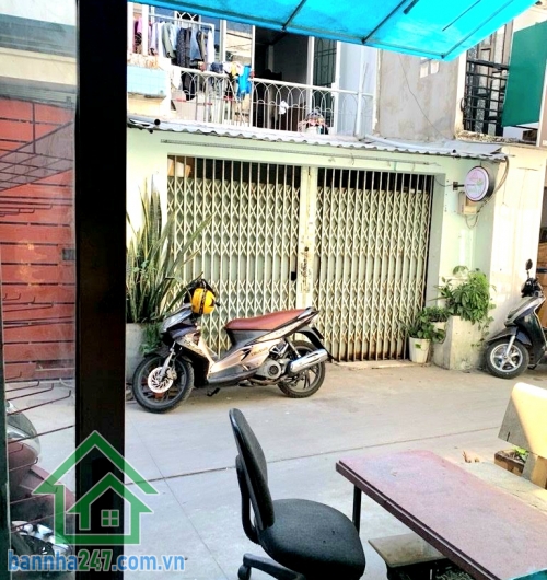 CHỈ 5,1 TỶ - MẶT TIỀN LÊ TRUNG ĐÌNH – LÔ GÓC 2 MẶT TIỀN THOÁNG - NHÀ 2 TẦNG – 75m² – 3PN – 3WC – NỞ HẬU TÀI LỘC Vị trí cực đẹp – hiếm:• Lô góc 2 mặt tiền, thông thoáng, dễ kinh doanh• Gần ĐH Công Nghiệp Thực Phẩm• Thông Lê Trọng Tấn – Tân Kỳ Tân Quý• 