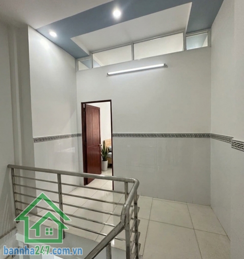CHỈ 4,45 TỶ – HXH 4M THÔNG – KHU VIP TÂN PHÚ – 3PN – CÓ DÒNG TIỀN • Diện tích: 40m² • Kết cấu: 1 trệt – 1 lửng – 1 lầu • Công năng: 3 PN – 3 WC • Có sân để xe rộng rãi