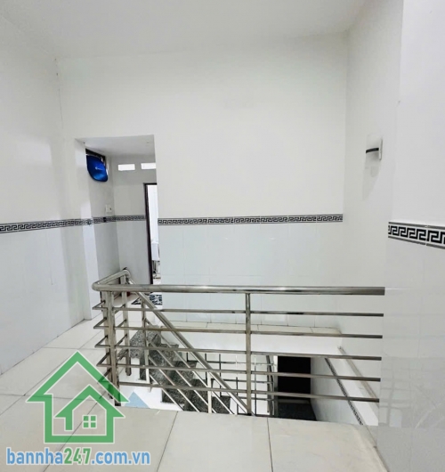 CHỈ 4,45 TỶ – HXH 4M THÔNG – KHU VIP TÂN PHÚ – 3PN – CÓ DÒNG TIỀN • Diện tích: 40m² • Kết cấu: 1 trệt – 1 lửng – 1 lầu • Công năng: 3 PN – 3 WC • Có sân để xe rộng rãi