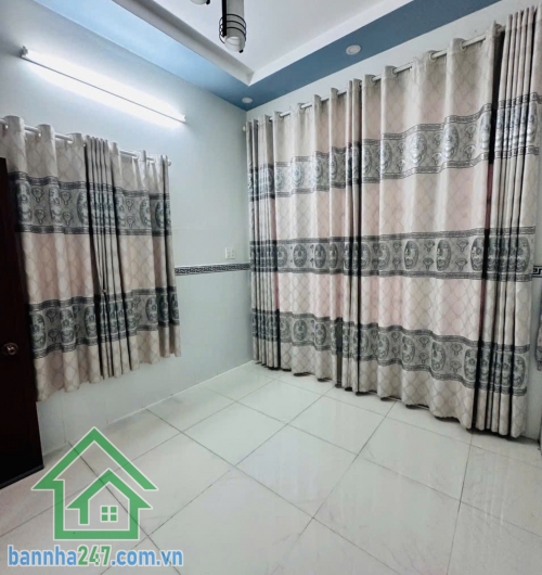 CHỈ 4,45 TỶ – HXH 4M THÔNG – KHU VIP TÂN PHÚ – 3PN – CÓ DÒNG TIỀN • Diện tích: 40m² • Kết cấu: 1 trệt – 1 lửng – 1 lầu • Công năng: 3 PN – 3 WC • Có sân để xe rộng rãi