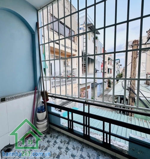 CHỈ 4,45 TỶ – HXH 4M THÔNG – KHU VIP TÂN PHÚ – 3PN – CÓ DÒNG TIỀN • Diện tích: 40m² • Kết cấu: 1 trệt – 1 lửng – 1 lầu • Công năng: 3 PN – 3 WC • Có sân để xe rộng rãi