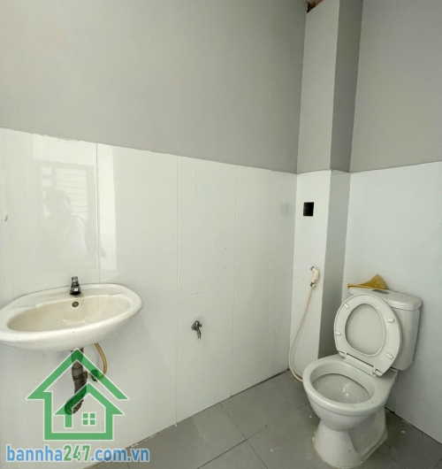 HẺM XE TẢI THÔNG – GẦN TÂN PHÚ - 3 TẦNG – 32,5M² (4 x 8,03) – 3 PN – SỔ MỚI 2026 - NHỈNH 3 T.Ỷ