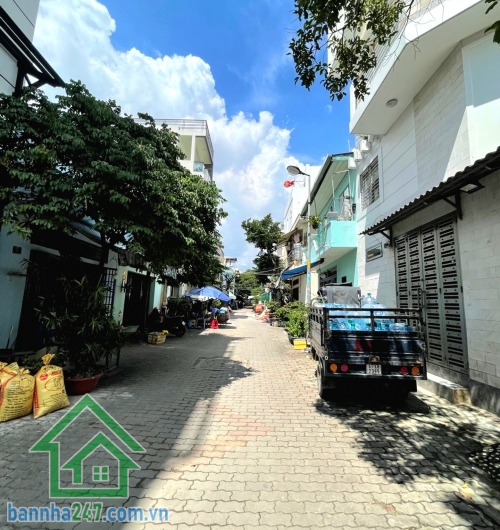 HẺM XE TẢI THÔNG – GẦN TÂN PHÚ - 3 TẦNG – 32,5M² (4 x 8,03) – 3 PN – SỔ MỚI 2026 - NHỈNH 3 T.Ỷ
