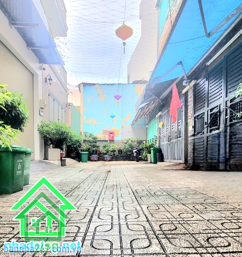 CHỈ 6,85 TỶ (BL) – NHÀ ĐẸP HẺM 4M – NGAY BỆNH VIỆN TÂN PHÚ – SÁT ĐẠI HỌC VĂN HIẾN. DT: 64m² - 4PN, 4WC. DT: (3,8 x 17)m – Kết cấu BTCT 3 tầng (trệt + Lầu + ST) – gồm 4PN, 4WC, phòng khách, bếp. Ngay Bệnh viện Tân Phú, sát Trường Đại học Văn Hiến. Chỉ vài 