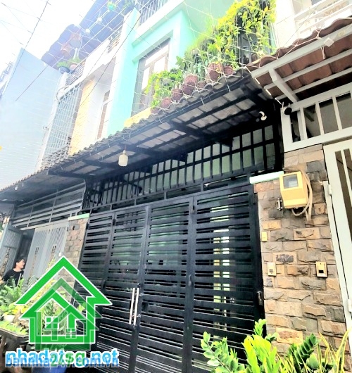 CHỈ 6,85 TỶ (BL) – NHÀ ĐẸP HẺM 4M – NGAY BỆNH VIỆN TÂN PHÚ – SÁT ĐẠI HỌC VĂN HIẾN. DT: 64m² - 4PN, 4WC. DT: (3,8 x 17)m – Kết cấu BTCT 3 tầng (trệt + Lầu + ST) – gồm 4PN, 4WC, phòng khách, bếp. Ngay Bệnh viện Tân Phú, sát Trường Đại học Văn Hiến. Chỉ vài 