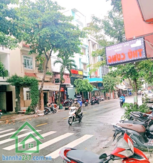 CHỈ 21,5 TỶ – NHÀ GÓC 2 MẶT TIỀN KINH DOANH – TRUNG TÂM TÂN PHÚ * Vị trí: nhà góc 2 mặt tiền, đường rộng 20m * Diện tích: 5 x 20m * Kết cấu: trệt 2 lầu * Hiện trạng: đang cho thuê kinh doanh cafe ~30 triệu/tháng - Khu vực trung tâm Quận Tân Phú – giáp Tân