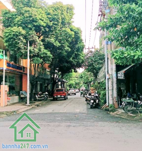 CHỈ 21,5 TỶ – NHÀ GÓC 2 MẶT TIỀN KINH DOANH – TRUNG TÂM TÂN PHÚ * Vị trí: nhà góc 2 mặt tiền, đường rộng 20m * Diện tích: 5 x 20m * Kết cấu: trệt 2 lầu * Hiện trạng: đang cho thuê kinh doanh cafe ~30 triệu/tháng - Khu vực trung tâm Quận Tân Phú – giáp Tân
