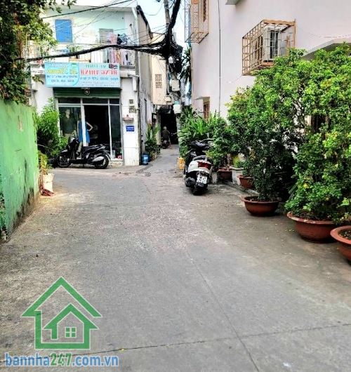 CHỈ 5,1 TỶ – SÁT MẶT TIỀN LŨY BÁN BÍCH - HẺM BA GÁC THÔNG – 61,5m² – CÓ DÒNG TIỀN - 4PN – 4WC Diện tích: 3,35 x 18,5m = 61,5m² Hiện trạng: Nhà cấp 4 công năng: 4PN – 4WC. Đang cho thuê 8 triệu/tháng