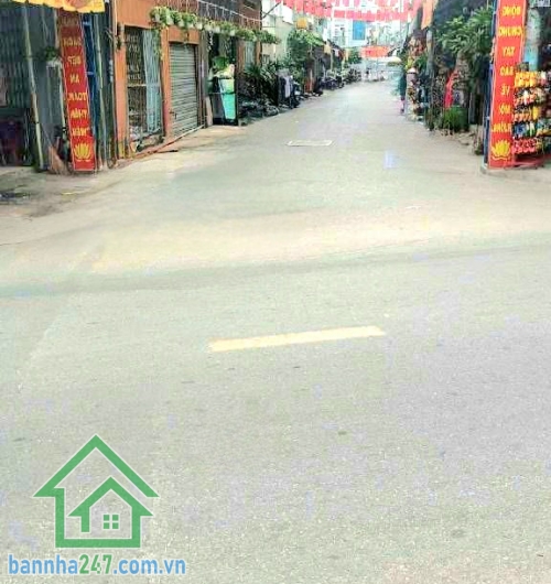 CHỈ 6,5 TỶ – MTKD ĐƯỜNG NHỰA 8M – Ô TÔ NGỦ TRONG NHÀ - DT: 60,5M² - 2 TẦNG  Gần Trường Phù Đổng – Khu kinh doanh sầm uất Diện tích: 60,5m² (Ngang 4m x Dài 15m). Kết cấu: 1 trệt + 1 lầu – nhà kiên cố. Công năng: 2PN – 2WC
