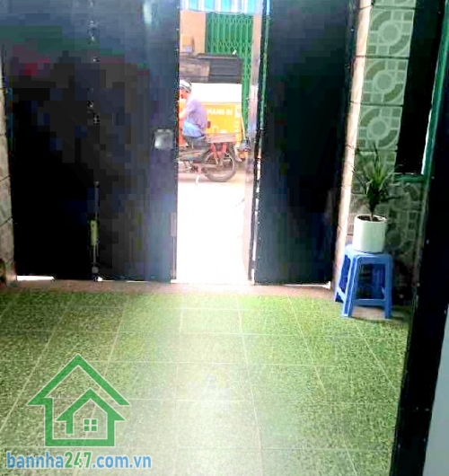 CHỈ 6,5 TỶ – MTKD ĐƯỜNG NHỰA 8M – Ô TÔ NGỦ TRONG NHÀ - DT: 60,5M² - 2 TẦNG  Gần Trường Phù Đổng – Khu kinh doanh sầm uất Diện tích: 60,5m² (Ngang 4m x Dài 15m). Kết cấu: 1 trệt + 1 lầu – nhà kiên cố. Công năng: 2PN – 2WC