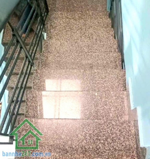 CHỈ 6,5 TỶ – MTKD ĐƯỜNG NHỰA 8M – Ô TÔ NGỦ TRONG NHÀ - DT: 60,5M² - 2 TẦNG  Gần Trường Phù Đổng – Khu kinh doanh sầm uất Diện tích: 60,5m² (Ngang 4m x Dài 15m). Kết cấu: 1 trệt + 1 lầu – nhà kiên cố. Công năng: 2PN – 2WC