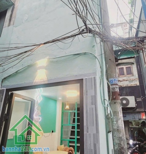 CHỈ 2,4 TỶ - BÁN NHÀ HẺM LÊ THỊ BẠCH CÁT – QUẬN 11 – SỔ HỒNG RIÊNG Diện tích: 2.4m x 5.6m Kết cấu: 1 trệt, 2 lầu, hoàn công đầy đủ. Hẻm 3m sạch sẽ, cách chỉ 6m ra hẻm xe hơi.