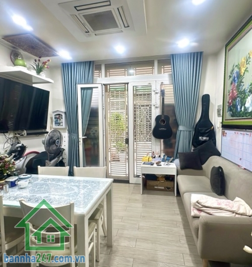 KHU TRUNG TÂM TÂN BÌNH – NHÀ 3 TẦNG ĐẸP – TẶNG NỘI THẤT DÍNH TƯỜNG * Diện tích: 24m2 (4 x 6m). * Kết cấu 3 tầng, 2PN, 3WC, mỗi phòng có ban công riêng. * Hẻm thông thoáng, sạch, đẹp.