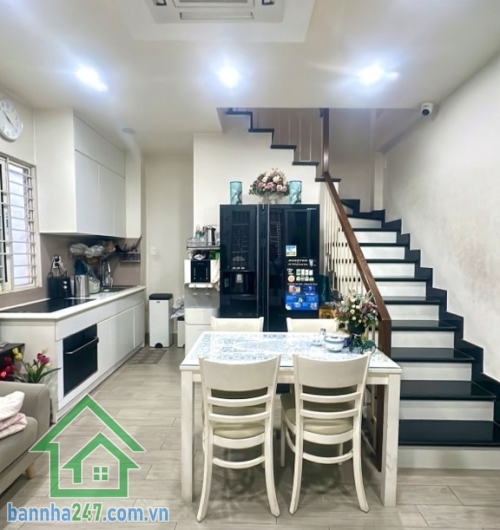 KHU TRUNG TÂM TÂN BÌNH – NHÀ 3 TẦNG ĐẸP – TẶNG NỘI THẤT DÍNH TƯỜNG * Diện tích: 24m2 (4 x 6m). * Kết cấu 3 tầng, 2PN, 3WC, mỗi phòng có ban công riêng. * Hẻm thông thoáng, sạch, đẹp.