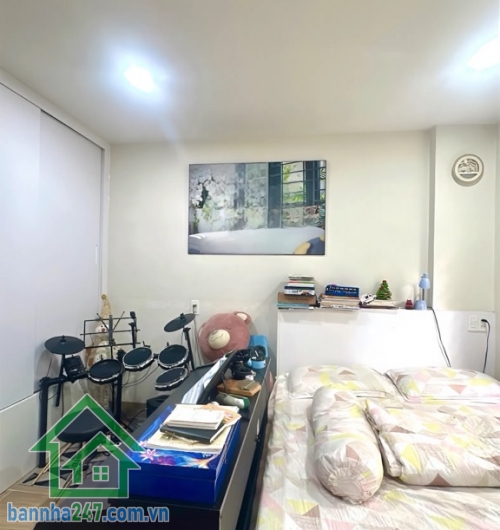 KHU TRUNG TÂM TÂN BÌNH – NHÀ 3 TẦNG ĐẸP – TẶNG NỘI THẤT DÍNH TƯỜNG * Diện tích: 24m2 (4 x 6m). * Kết cấu 3 tầng, 2PN, 3WC, mỗi phòng có ban công riêng. * Hẻm thông thoáng, sạch, đẹp.