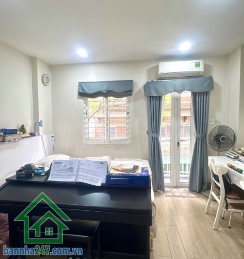 KHU TRUNG TÂM TÂN BÌNH – NHÀ 3 TẦNG ĐẸP – TẶNG NỘI THẤT DÍNH TƯỜNG * Diện tích: 24m2 (4 x 6m). * Kết cấu 3 tầng, 2PN, 3WC, mỗi phòng có ban công riêng. * Hẻm thông thoáng, sạch, đẹp.
