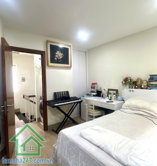 KHU TRUNG TÂM TÂN BÌNH – NHÀ 3 TẦNG ĐẸP – TẶNG NỘI THẤT DÍNH TƯỜNG * Diện tích: 24m2 (4 x 6m). * Kết cấu 3 tầng, 2PN, 3WC, mỗi phòng có ban công riêng. * Hẻm thông thoáng, sạch, đẹp.