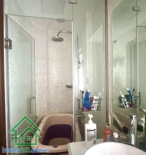 KHU TRUNG TÂM TÂN BÌNH – NHÀ 3 TẦNG ĐẸP – TẶNG NỘI THẤT DÍNH TƯỜNG * Diện tích: 24m2 (4 x 6m). * Kết cấu 3 tầng, 2PN, 3WC, mỗi phòng có ban công riêng. * Hẻm thông thoáng, sạch, đẹp.