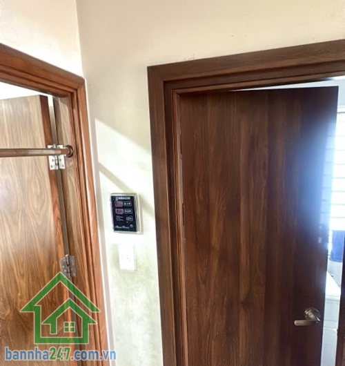 KHU TRUNG TÂM TÂN BÌNH – NHÀ 3 TẦNG ĐẸP – TẶNG NỘI THẤT DÍNH TƯỜNG * Diện tích: 24m2 (4 x 6m). * Kết cấu 3 tầng, 2PN, 3WC, mỗi phòng có ban công riêng. * Hẻm thông thoáng, sạch, đẹp.