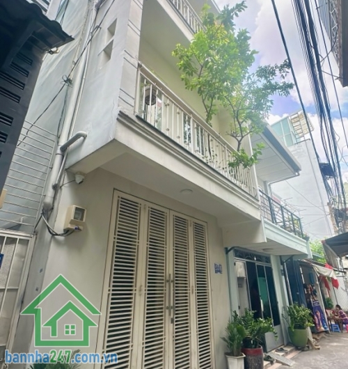 KHU TRUNG TÂM TÂN BÌNH – NHÀ 3 TẦNG ĐẸP – TẶNG NỘI THẤT DÍNH TƯỜNG * Diện tích: 24m2 (4 x 6m). * Kết cấu 3 tầng, 2PN, 3WC, mỗi phòng có ban công riêng. * Hẻm thông thoáng, sạch, đẹp.