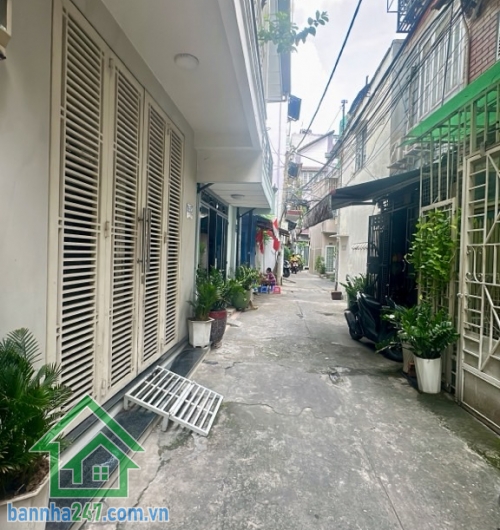 KHU TRUNG TÂM TÂN BÌNH – NHÀ 3 TẦNG ĐẸP – TẶNG NỘI THẤT DÍNH TƯỜNG * Diện tích: 24m2 (4 x 6m). * Kết cấu 3 tầng, 2PN, 3WC, mỗi phòng có ban công riêng. * Hẻm thông thoáng, sạch, đẹp.