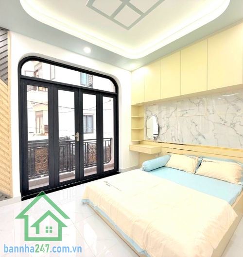 CHỈ 6,2 TỶ - HẺM Ô TÔ ĐỖ CỬA – TRẦN THỊ NĂM – QUẬN 12 Kế bên Bệnh viện Quận 12, thông Dương Thị Mười, đi Gò Vấp chỉ 10 phút. Nhà xây mới, kết cấu trệt + 2 lầu +  sân thượng, gồm 5 phòng ngủ – 3 WC, phòng khách, bếp, phòng giặt, ban công và sân thượng rộn