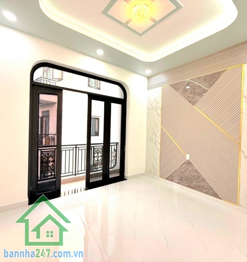 CHỈ 6,2 TỶ - HẺM Ô TÔ ĐỖ CỬA – TRẦN THỊ NĂM – QUẬN 12 Kế bên Bệnh viện Quận 12, thông Dương Thị Mười, đi Gò Vấp chỉ 10 phút. Nhà xây mới, kết cấu trệt + 2 lầu +  sân thượng, gồm 5 phòng ngủ – 3 WC, phòng khách, bếp, phòng giặt, ban công và sân thượng rộn
