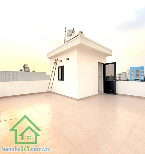 CHỈ 6,2 TỶ - HẺM Ô TÔ ĐỖ CỬA – TRẦN THỊ NĂM – QUẬN 12 Kế bên Bệnh viện Quận 12, thông Dương Thị Mười, đi Gò Vấp chỉ 10 phút. Nhà xây mới, kết cấu trệt + 2 lầu +  sân thượng, gồm 5 phòng ngủ – 3 WC, phòng khách, bếp, phòng giặt, ban công và sân thượng rộn