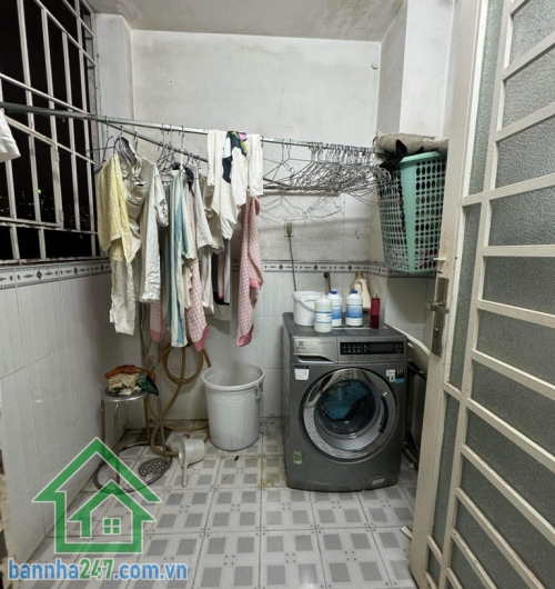 MTKD ĐƯỜNG NHỰA 16M – NGÃ TƯ BỐN XÃ – VỊ TRÍ VÀNG TÂN PHÚ DT: 73m² (4 x 18m) Nhà 1 trệt 1 lầu, 2PN, vào ở ngay, có sân phơi – sân để ô tô Đường rộng 16m, vỉa hè rộng rãi.